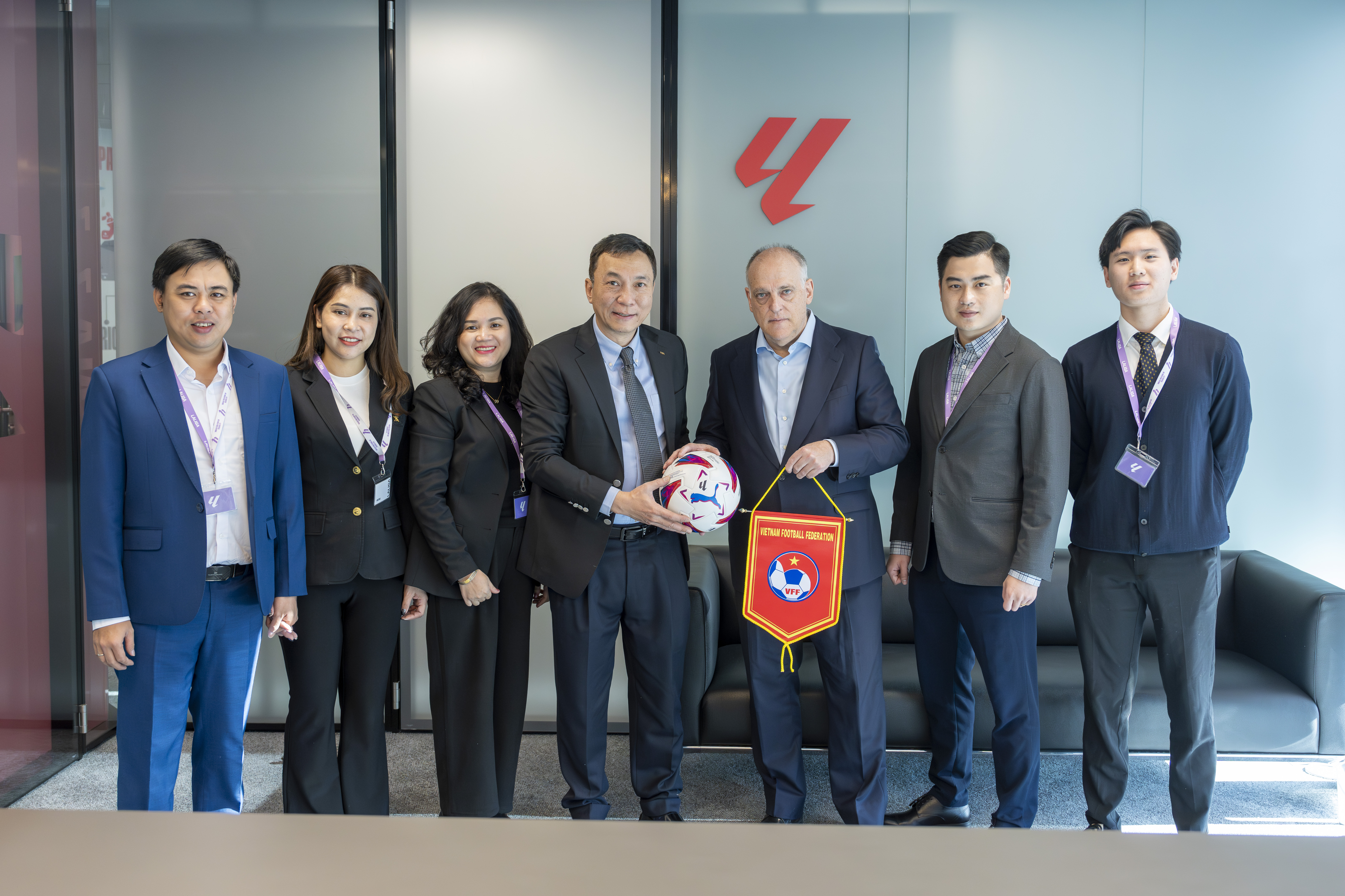 VFF - 越南足协主席陈国俊在西甲总部会见西甲主席哈维尔·特巴斯