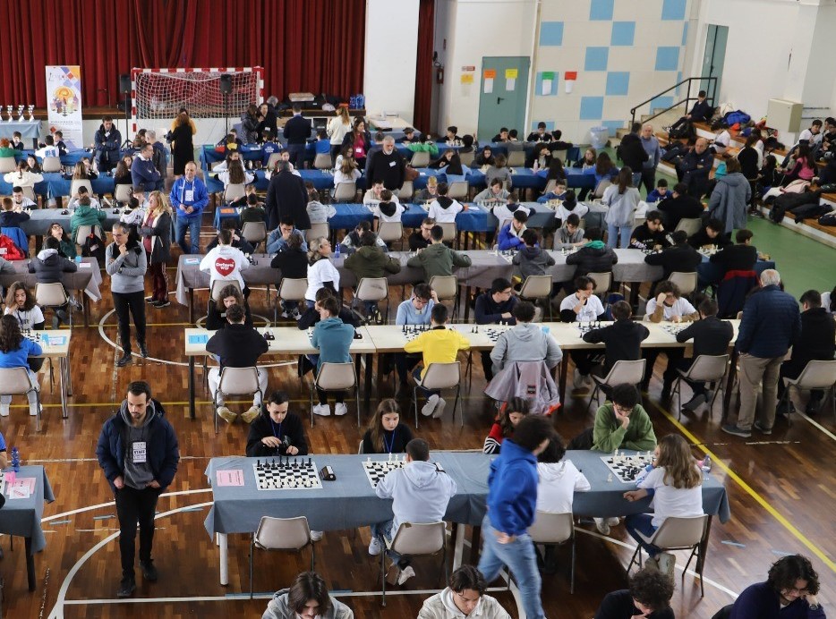 在马尔萨拉举行青少年国际象棋锦标赛和学校奖杯的区域阶段