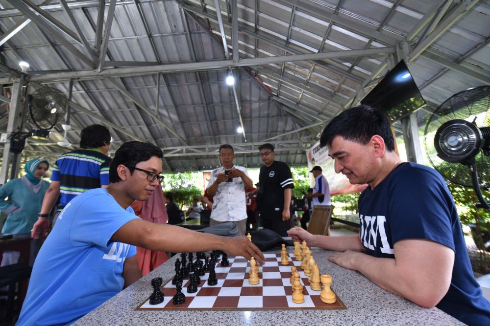 坦格朗政治之旅，Dimyati Natakusuma 举办国际象棋锦标赛