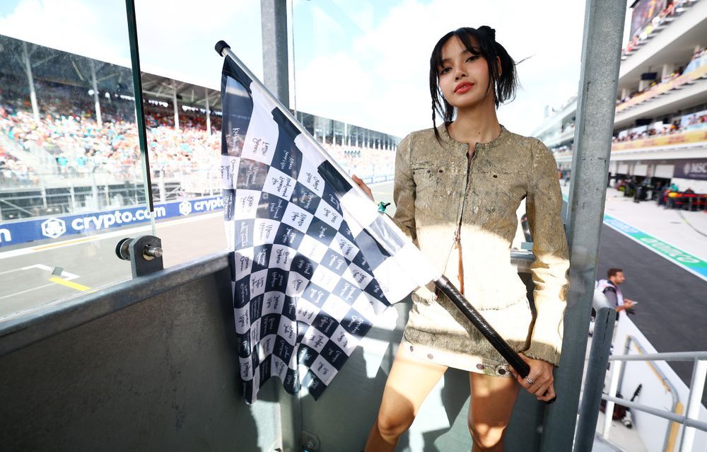 LISA 挥动方格旗 F1 迈阿密大奖赛 2024 (1)